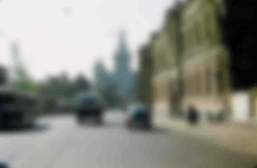 Велика Нікітська вулиця в Москві, вдалині – висотка на Кудрінській площі