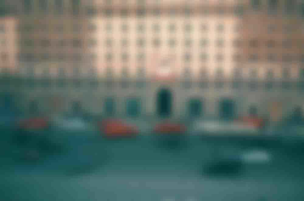 Новинський бульвар, 18, Москва, навпроти американського посольства. У 1995 році з цієї арки невідомий вистрелив у посольство із гранатомета