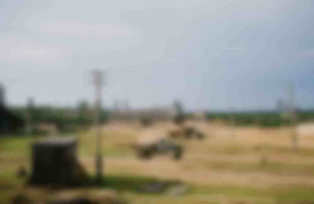 Вантажівки везуть ліс. Невідоме село