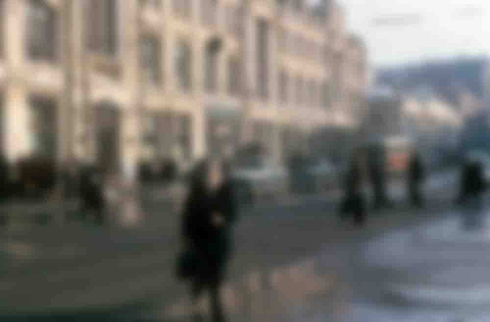 Пішоходи переходять вулицю в центрі Москви